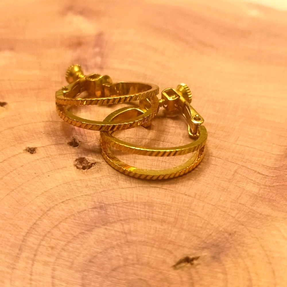 Vintage screw back earrings
